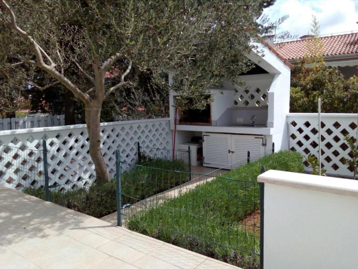 Apartment Mato Barbariga Exterior photo